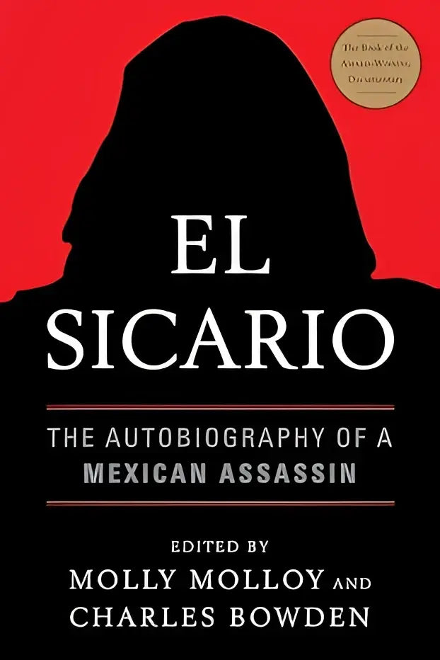 Zwart boek met witte titel el sicario en rood silhouet van een met kap opgestoken figuur op de cover