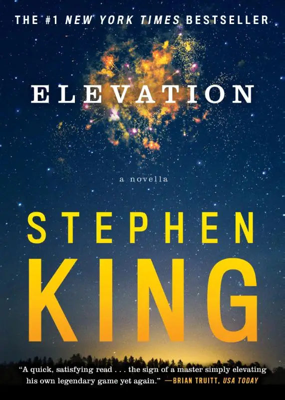 De cover van stephen kings novella elevation toont gele letters tegen een sterrenhemel met oranje en gouden vonken erboven