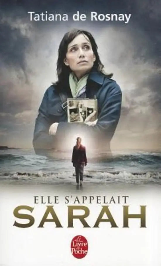 Boekcover van elle sappelait sarah met een vrouw in een donkerblauwe jas die een oude foto vasthoudt