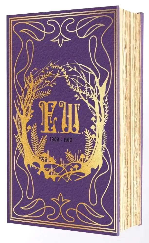 Paars hardcover boek met gouden foliedetails en kransontwerp emily wilde’s encyclopaedia deluxe edition