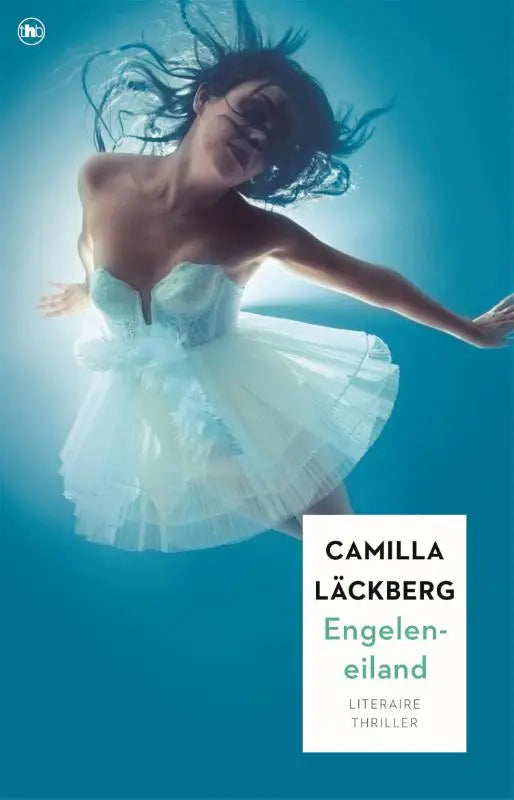 Een vrouw draagt een witte strapless tulle baljurk met gerimpelde lagen en een nauwsluitend lijfje onder water in engeleneiland