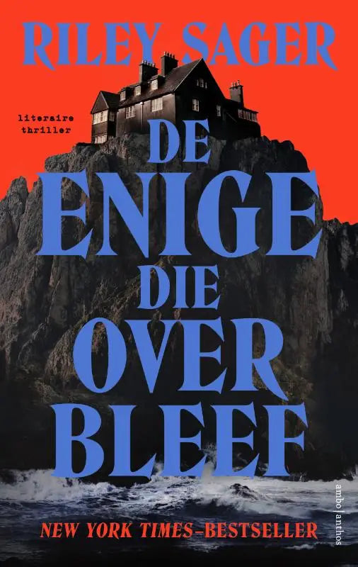 De enige die overbleef boekhoes toont een donkere huis op kliffen bij een rode lucht van riley sager