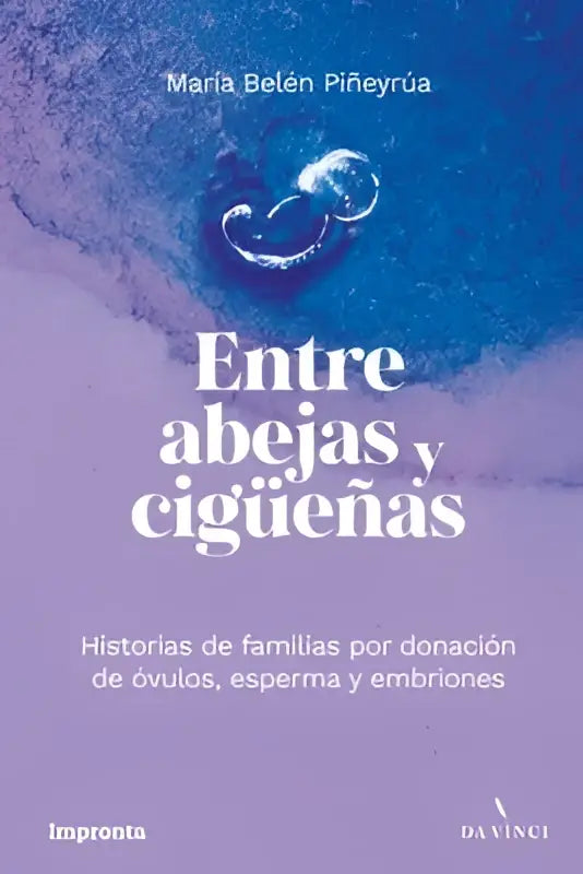 De boekcover van entre abejas y cigüeñas toont een blauw-paarse achtergrond met witte tekst over familias por donación