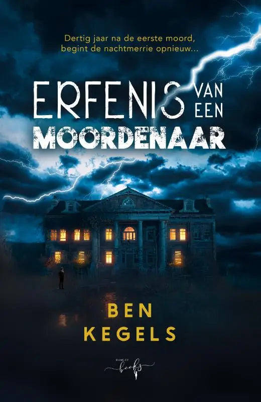 Boekcover van erfenis van een moordenaar toont een donkerblauw herenhuis met geel verlichte ramen en bliksemstorm