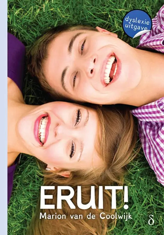 De cover van het boek eruit! door Marion van de Coolwijk met twee lachende tieners op gras en dyslexie-uitgave label