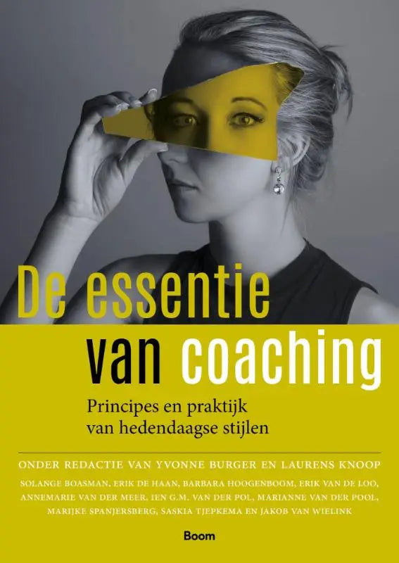 Boekcover van De essentie van coaching met zwart-witte portret en gele geometrische vorm op grijze achtergrond voor hedendaagse stijlen
