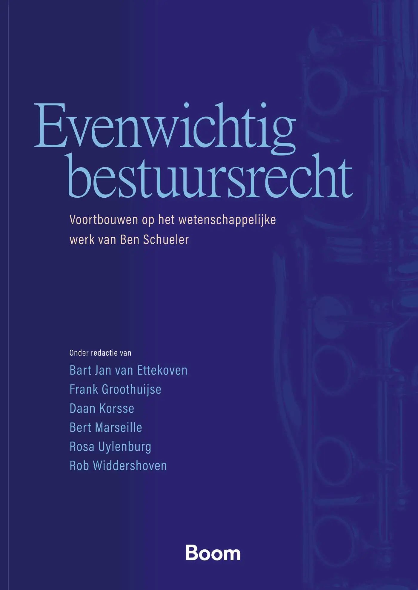 Diepblauwe boekcover van evenwichtig bestuursrecht met lichtblauwe serifletter en wazige saxofoon afbeelding, bart jan bert marseille