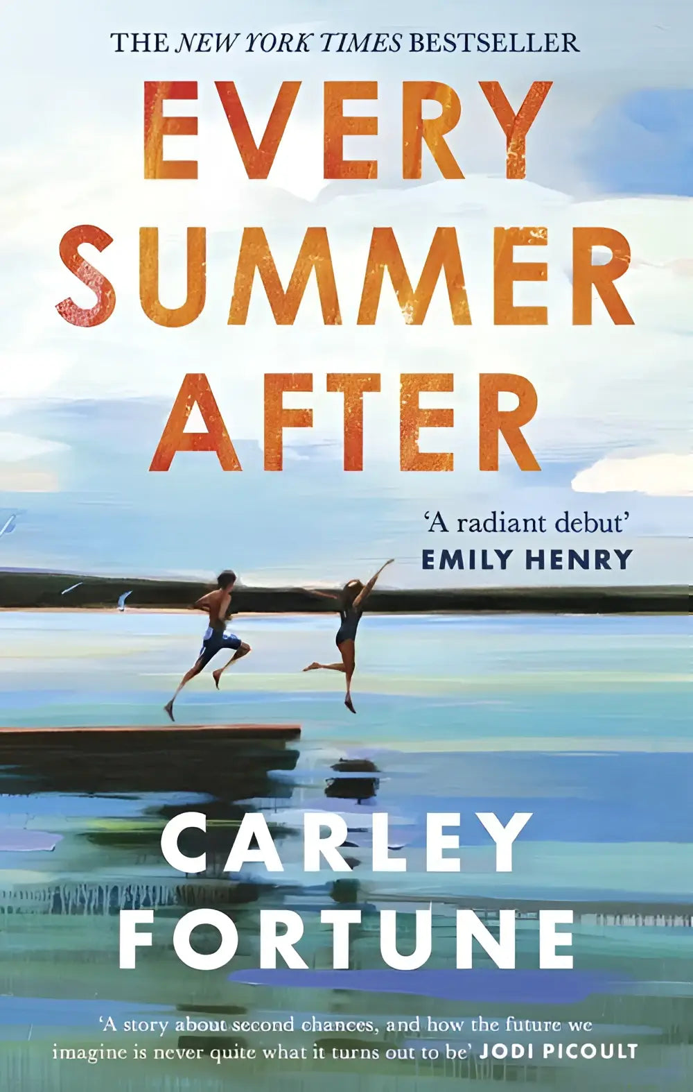 De boekcover van every summer after door carley fortune toont een oranje titel tegen een sereen meer en lucht met twee springende figuren vanaf een steiger
