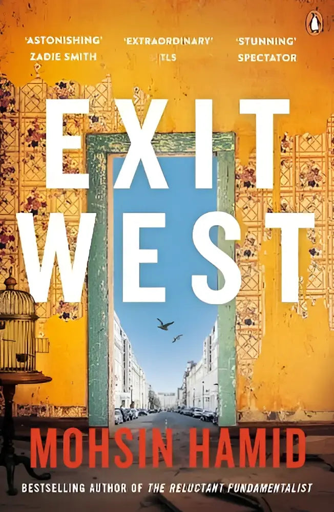 De boekcover van exit west door mohsin hamid toont witte letters op een oranje achtergrond met groene bloemenpatronen, the new york bestseller