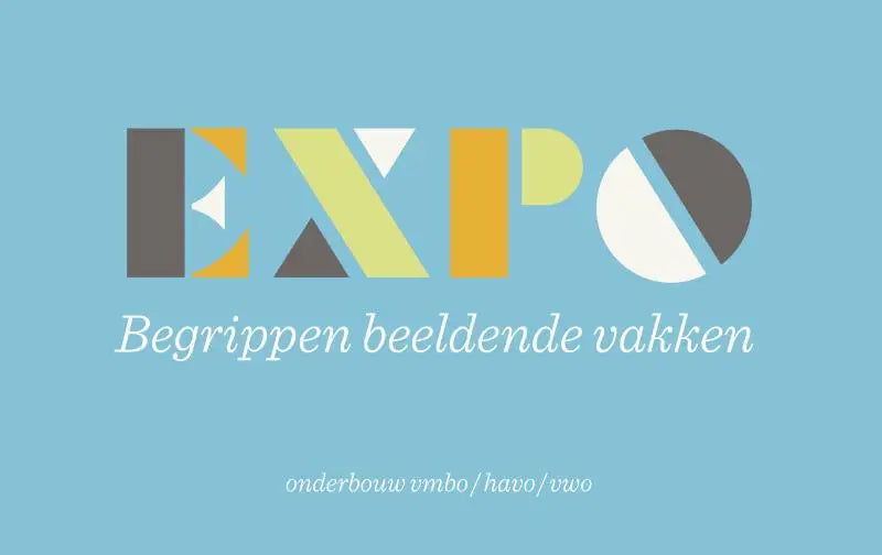 Logo van expo met modern geometrisch ontwerp en grijze en gele letters op lichtblauwe achtergrond voor begrippen beeldende vakken