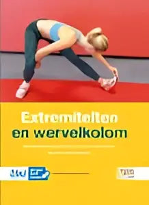 Vrouw in sportkleding die een oefening uitvoert tegen een rode achtergrond voor extremiteiten en wervelkolom dick egmond ruud schuitemaker bsl media