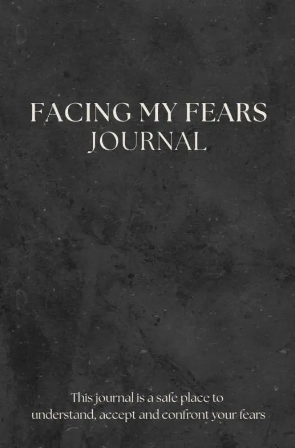 Donkere getextureerde facing my fears journal met witte serif tekst geschikt als fears journal