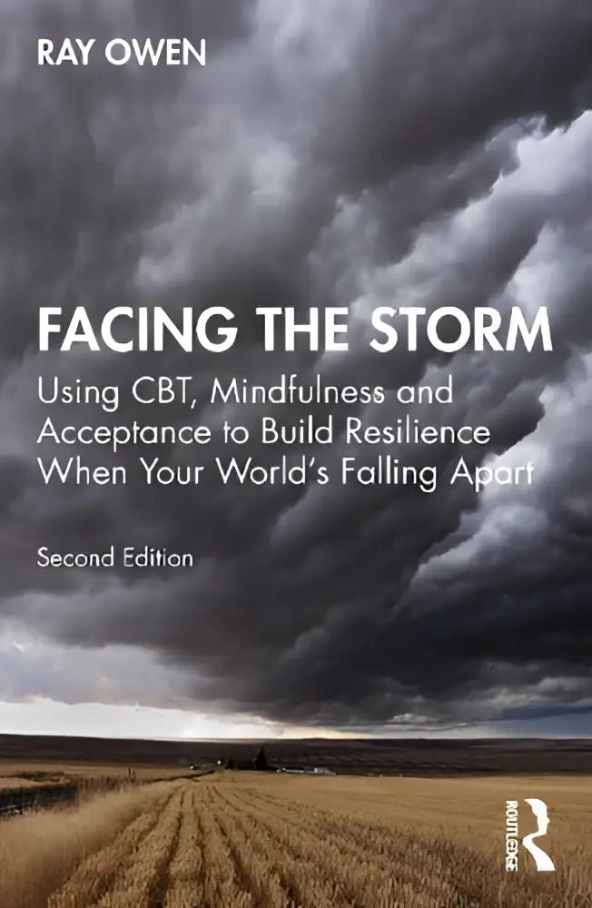 De boekcover facing the storm toont een stormachtige lucht boven een gouden veld en helpt veerkracht opbouwen wanneer de storm trotseren met mindfulness en acceptatie