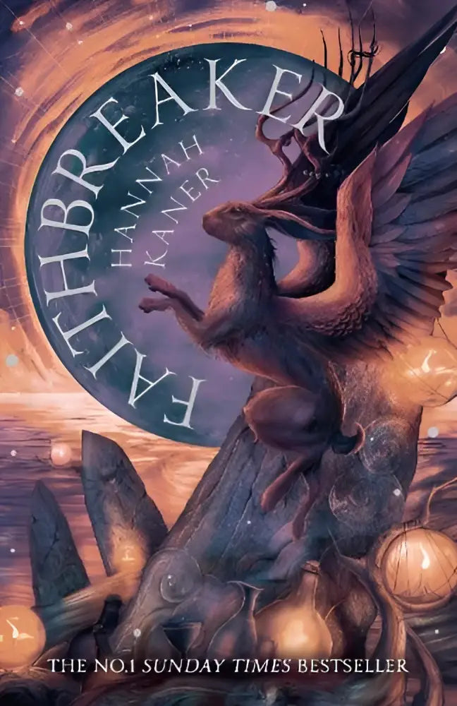 De cover van het boek Faithbreaker door Hannah Kaner toont een gevleugeld wezen met donkere veren en oranje ogen uit The fallen gods trilogie