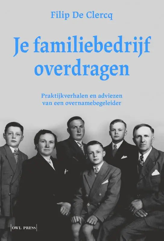 De cover van het boek familiebedrijf overdragen toont een zwart-wit familieportret met zes formeel geklede personen en blauwe titeltekst