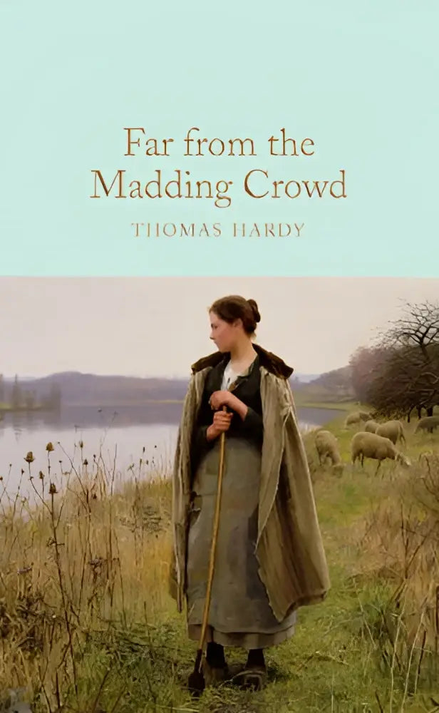 De cover van het boek far from the madding crowd door thomas hardy toont een vrouw in een olijfgroene wollen jas met bontkraag naast schapen