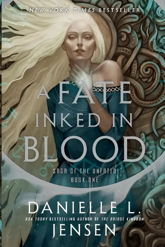 Fantasy boekomslag van fate inked in blood boek een met vrouw met lange witte haar en een ornamentale teal jurk in de saga van the unfated