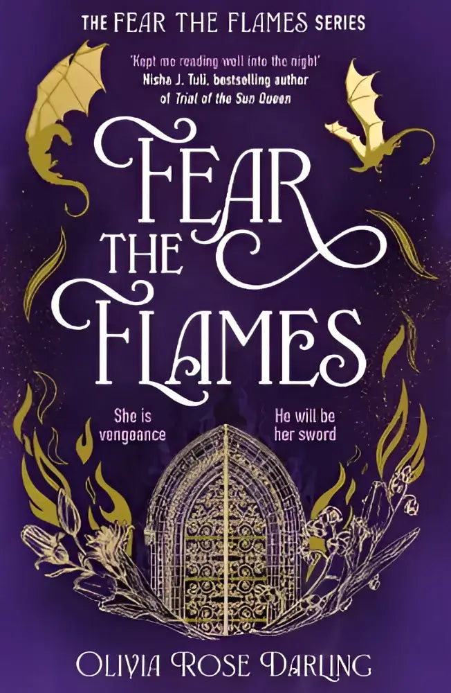 De boekcover van fear the flames toont een paarse achtergrond met goudkleurige draak- en vlammotieven in een poortdesign, vierde vleugel ontmoet game of thrones