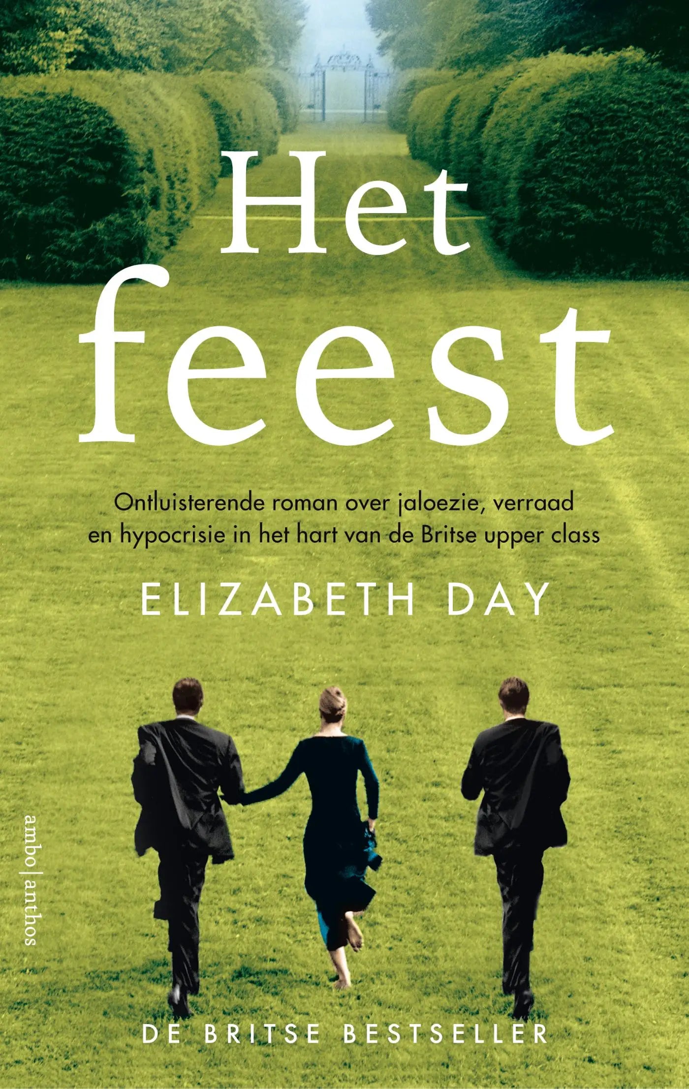 Het boekomslag voor Het feest door Elizabeth Day toont een vrouw in een donkergroene jurk tussen twee mannen in zwarte pakken