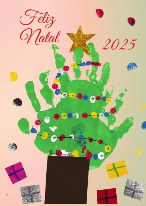 Een feestelijke groene handafdruk kerstboom met kleurrijke kralen en een glitterende gouden ster in feliz natal 2025 voor jonge lezers