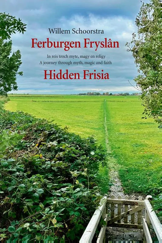 Het boek ferburgen Fryslân toont een groene veld met een smal pad en dense struiken, ideaal voor een reis troch myte