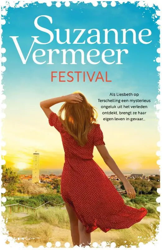Een vrouw in een rode polkadotjurk staat met haar rug naar de kijker bij een vuurtoren tijdens zonsondergang
