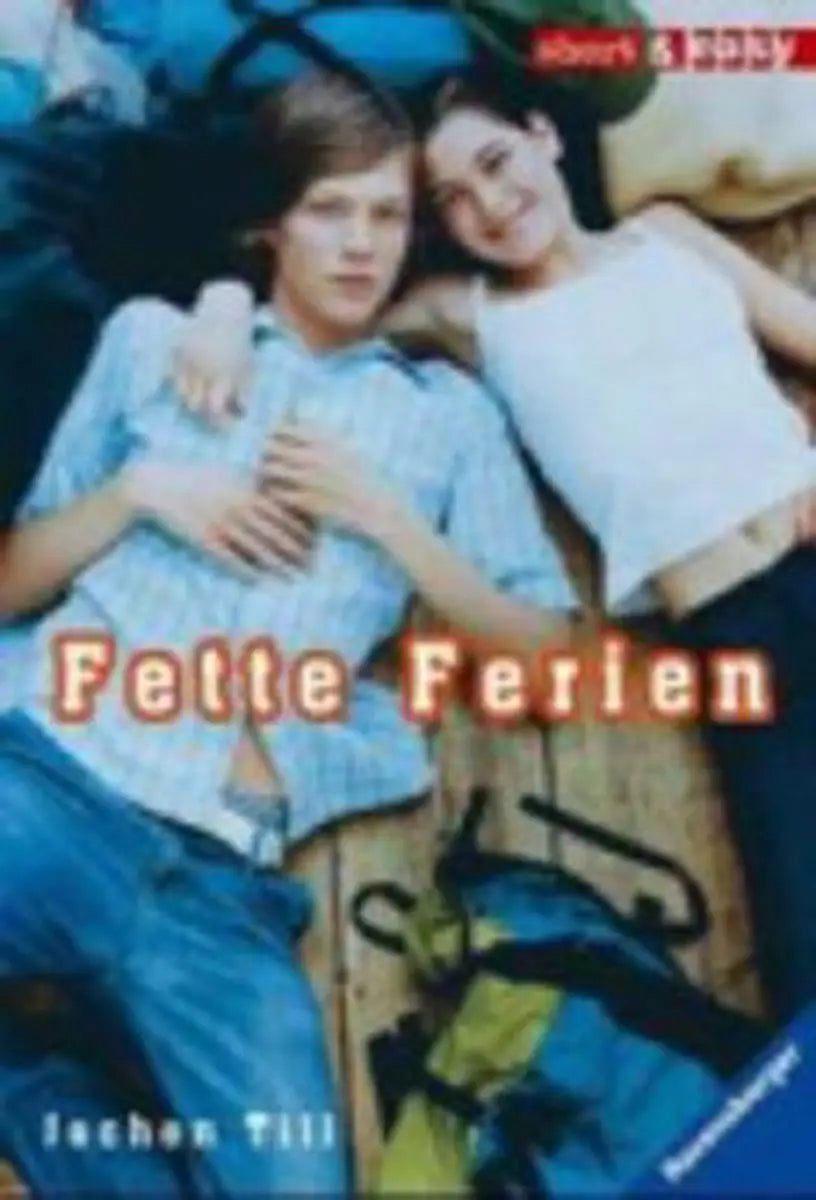 De boekcover van fette ferien toont een jonge man en vrouw in lichtblauwe overhemden und de titel duidelijk leesbaar