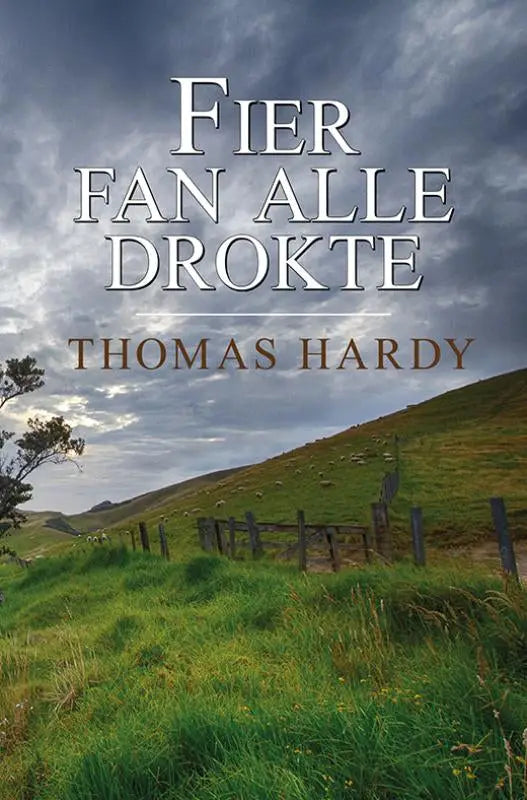 De boekcover van fier fan alle drokte door thomas hardy toont een vertaalde literaire roman met groene heuvels en stormachtige lucht