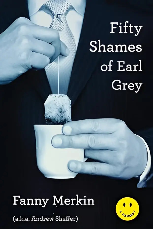 Een witte keramische theekop met een earl grey theezakje en een zilveren stropdas en colbert op de achtergrond
