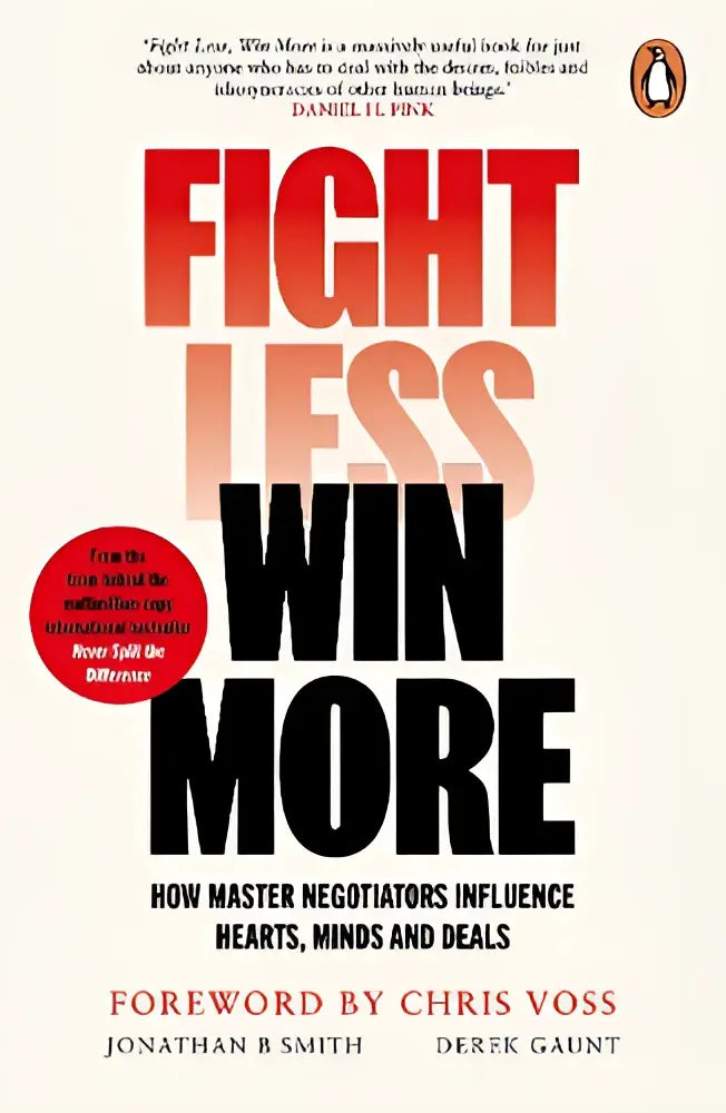 De boekcover fight less win more van derek smith heeft opvallende rode en zwarte tekst op een witte achtergrond