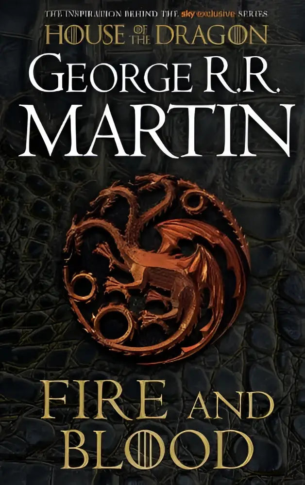 De boekcover van fire and blood toont het gouden driehoofdige drakensymbool van house targaryen als inspiratie voor hbo’s house of the dragon