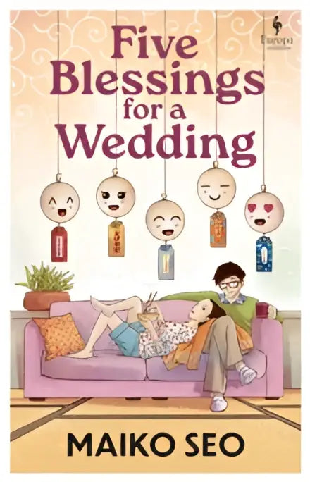 De boekcover van five blessings for a wedding door maiko seo toont yuko has voor haar met illustraties boven een roze bank