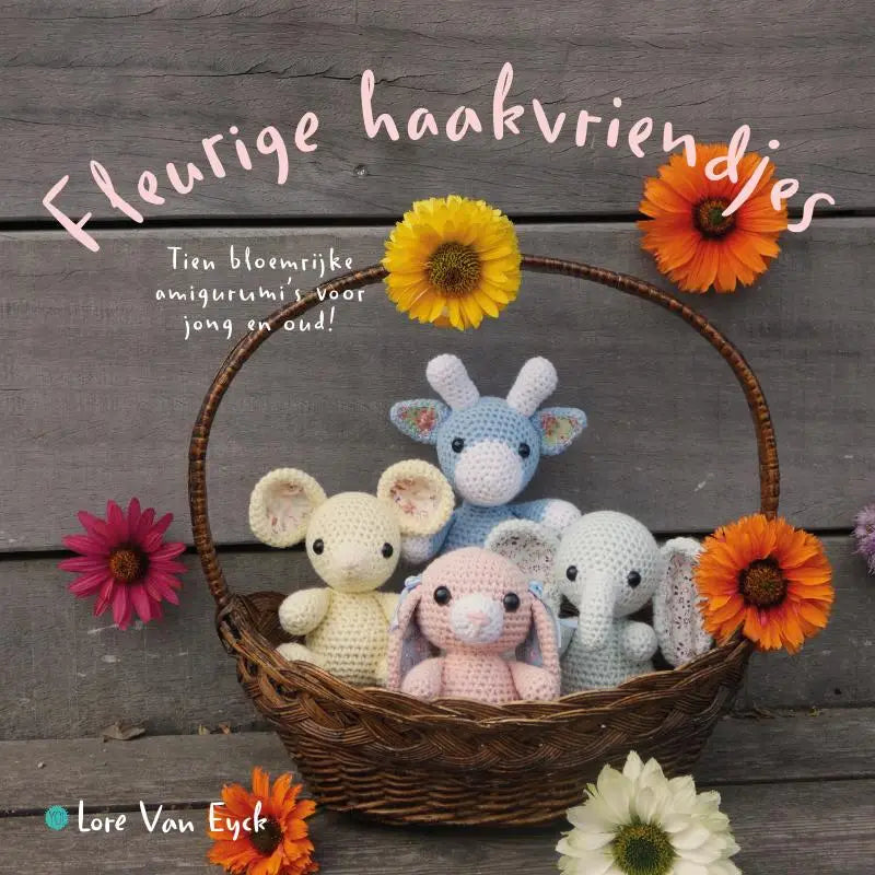Een bruine gevlochten mand gevuld met fleurige haakvriendjes tien bloemrijke amigurumi’s
