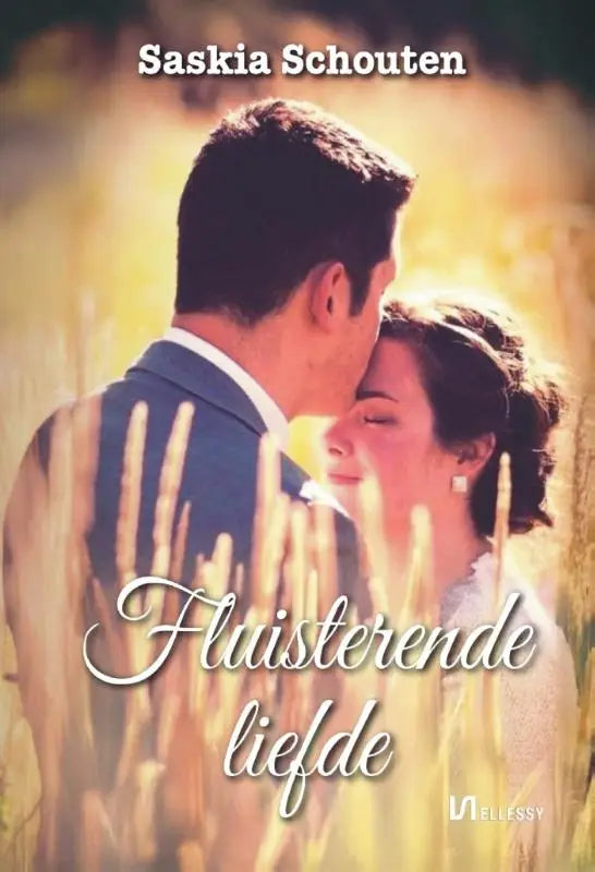 De fluisterende liefde boekcover toont een romantische scène met een man in donkerblauw pak en vrouw in witte jurk bij gouden tarwevelden