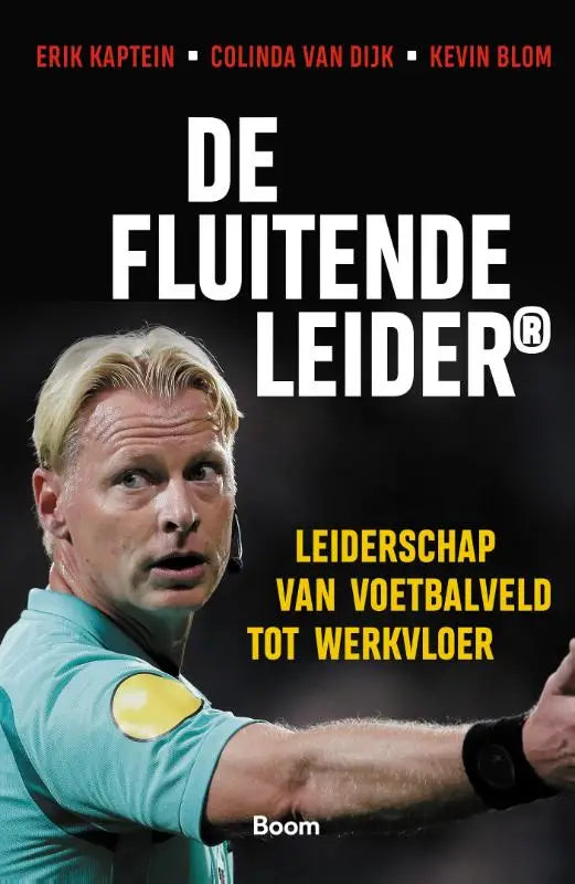 Het boek de fluitende leider toont een man in een teal scheidsrechtershirt met gele patch en earpiece