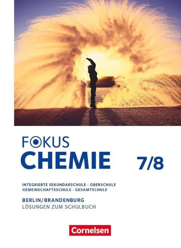 De cover van het fokus chemie 7/8 werkboek door cornelsen toont een silhouet voor een gouden waterspray bij zonsondergang voor berlin und brandenburg mittlere schulformen