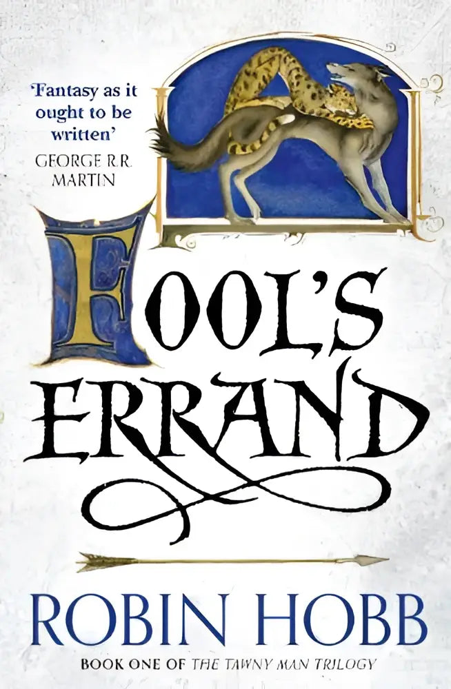 De boekcover van fools errand toont een gestileerde zwarte en gouden titel met een getekende gevlekte wolf voor een blauwe boog