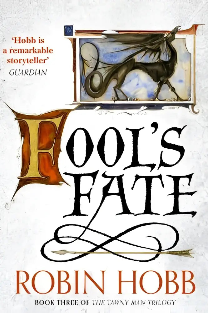 De boekcover van fool’s fate door robin hobb toont sierlijke zwarte en gouden letters met een middeleeuwse illustratie