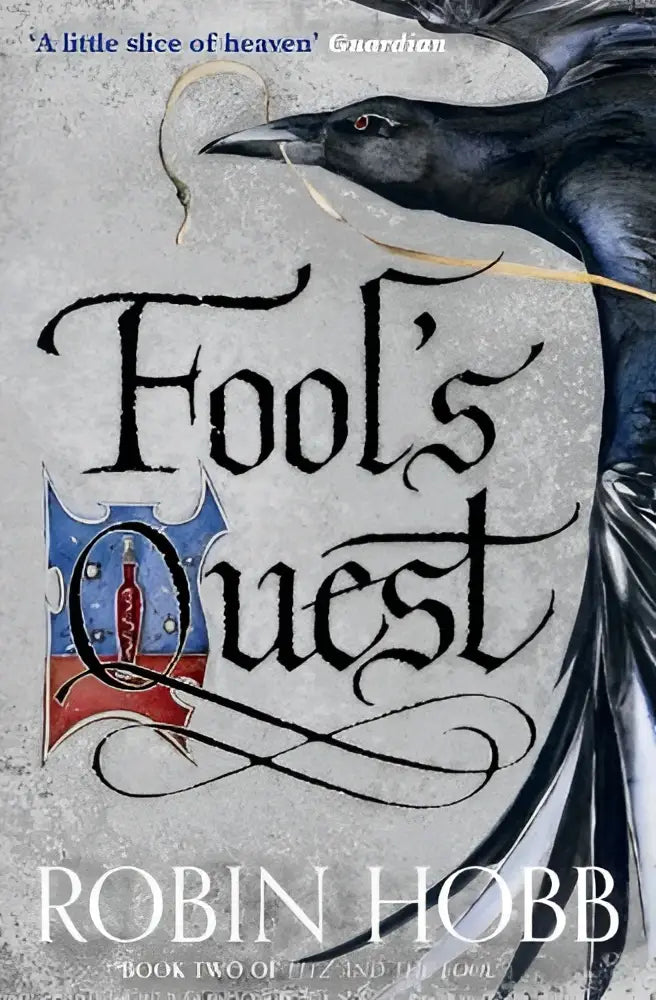 De cover van fool’s quest door robin hobb toont een zwarte raaf met rode ogen tegen een grijze achtergrond
