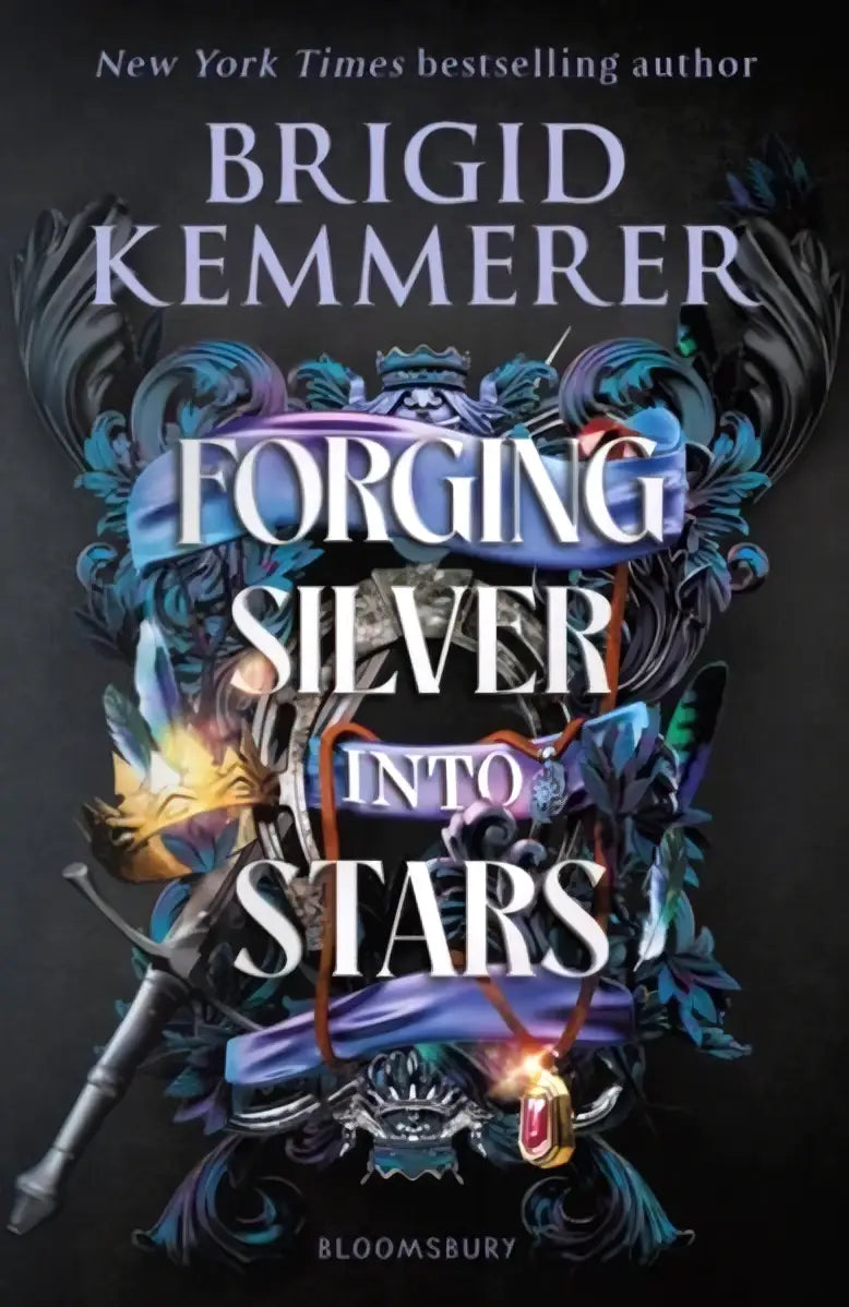 De boekcover van Forging Silver into Stars van Brigid Kemmerer toont donkerblauwe en paarse metalen versieringen