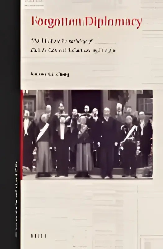Zwart-witfoto van formeel geklede personen voor een sierlijk gebouw over vergeten diplomatie tussen Nederland en China 1927-1950