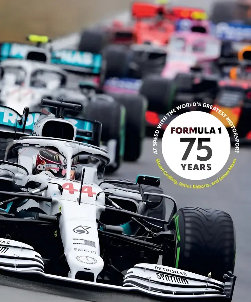 Witte en teal formula 1 racewagen met sponsorlogo’s in formula 1 75 years at speed with the world’s greatest motorsport