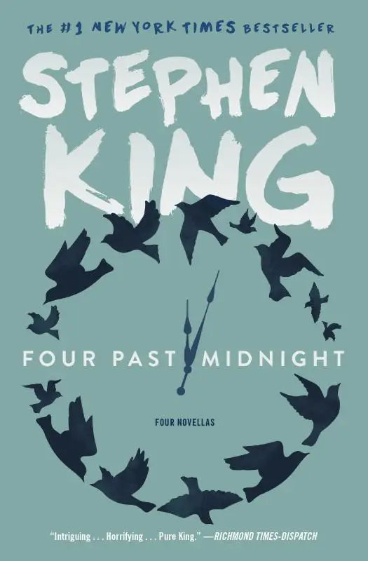 De boekcover van four past midnight toont een teal achtergrond met witte tekst en zwarte vogel silhouetten als klokface