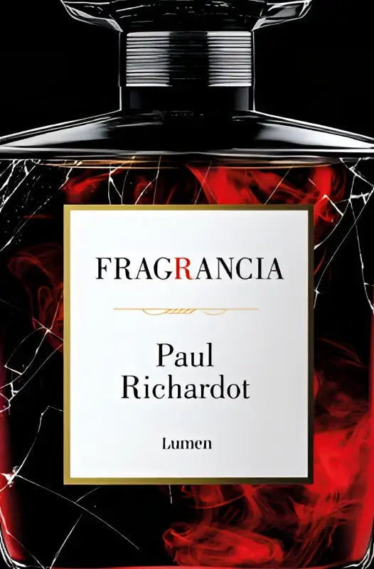 Een strak zwart glazen parfumfles met een zilveren dop en etiket met fragancia paul richartot lumen geur