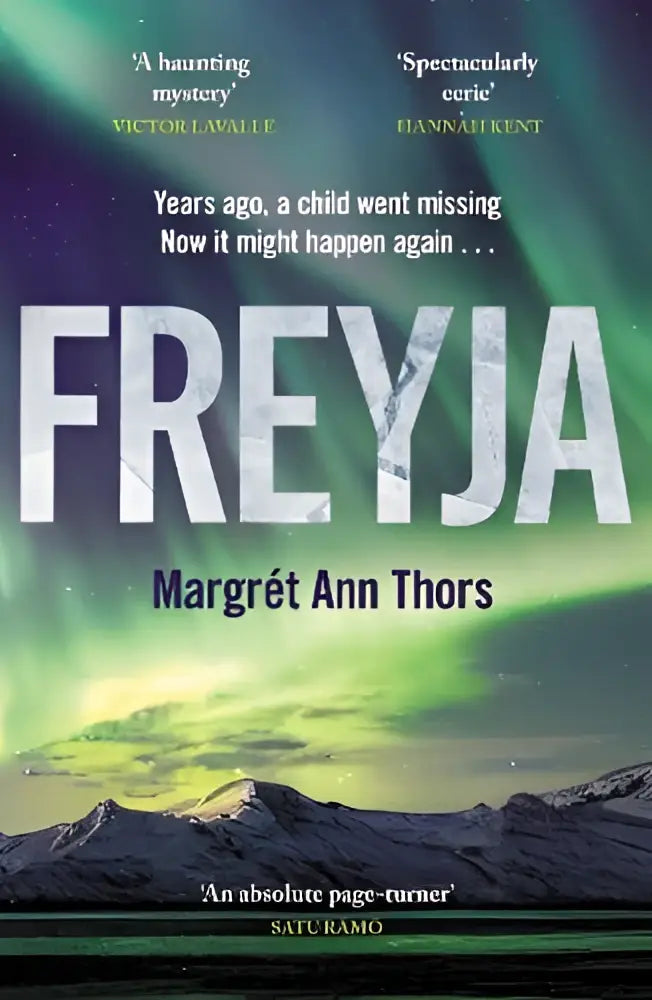 De boekcover van freyja toont een spannende icelandic debut titel in wit tegen groene aurora en donkere bergen