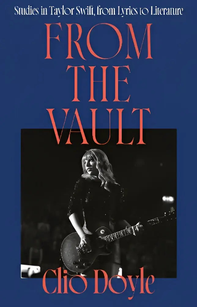 De boekcover van from the vault toont taylor swift met elektrische gitaar op een dieppaarde blauwe achtergrond