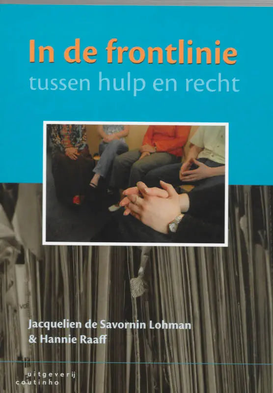 Boekcover In de frontlinie tussen hulp en recht met blauwe achtergrond en vastgehouden handen