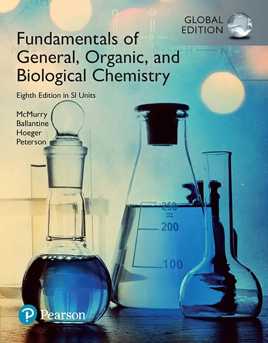 De voorkant van het tekstboek fundamentals of general organic and biological chemistry in si units met e-text toont blauwe vloeistof in glazen laboratoriumkolven tegen een vervaagde wetenschappelijke achtergrond