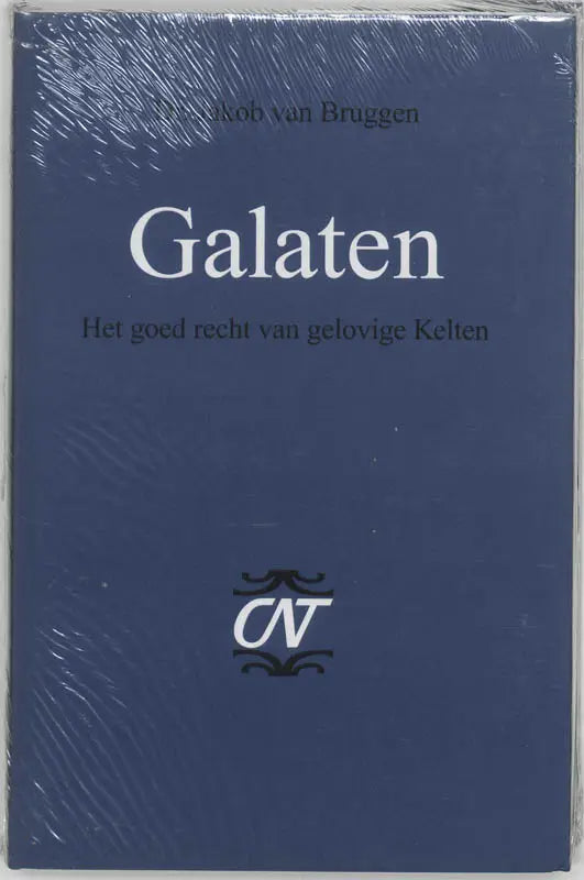 Diepblauwe hardcover boek galaten met witte tekst en gestileerd cn logo, verpakt in plastic, gericht op gelovige kelten