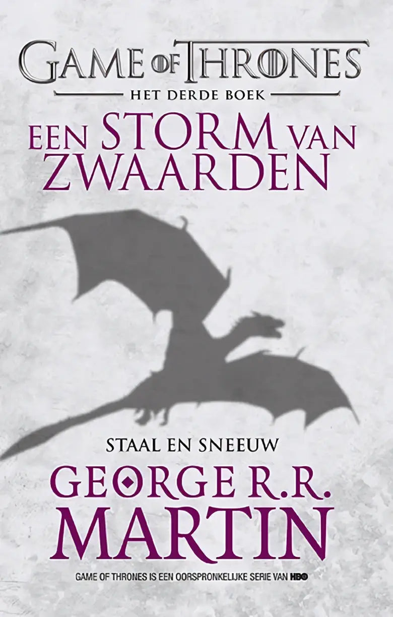 De boekcover toont een zwarte draak silhouet op een offwhite achtergrond met paarse tekst voor game of thrones 3 staal en sneeuw